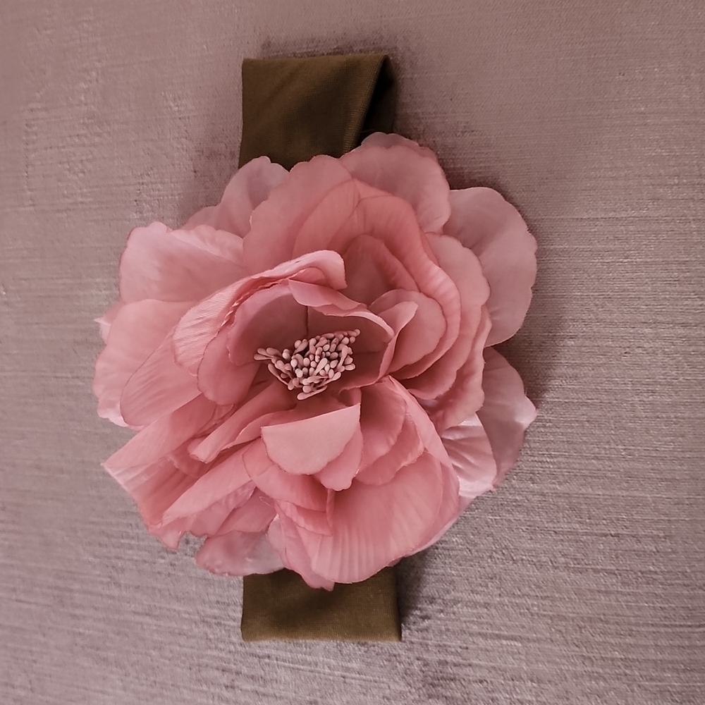 Flower pin/ clip with band